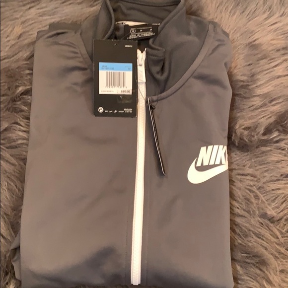 Nike - Picture 4 of 6